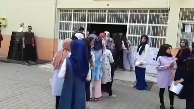 Sınav yerini şaşıran öğrencinin imdadına polis yetişti