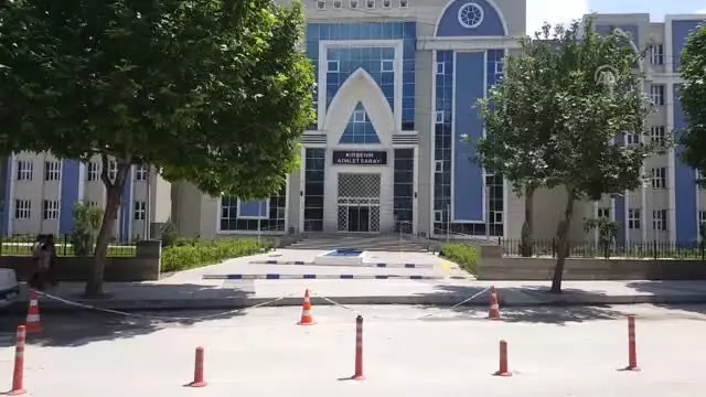 Uyuşturucuyu otomobilin hoparlörüne saklamışlar
