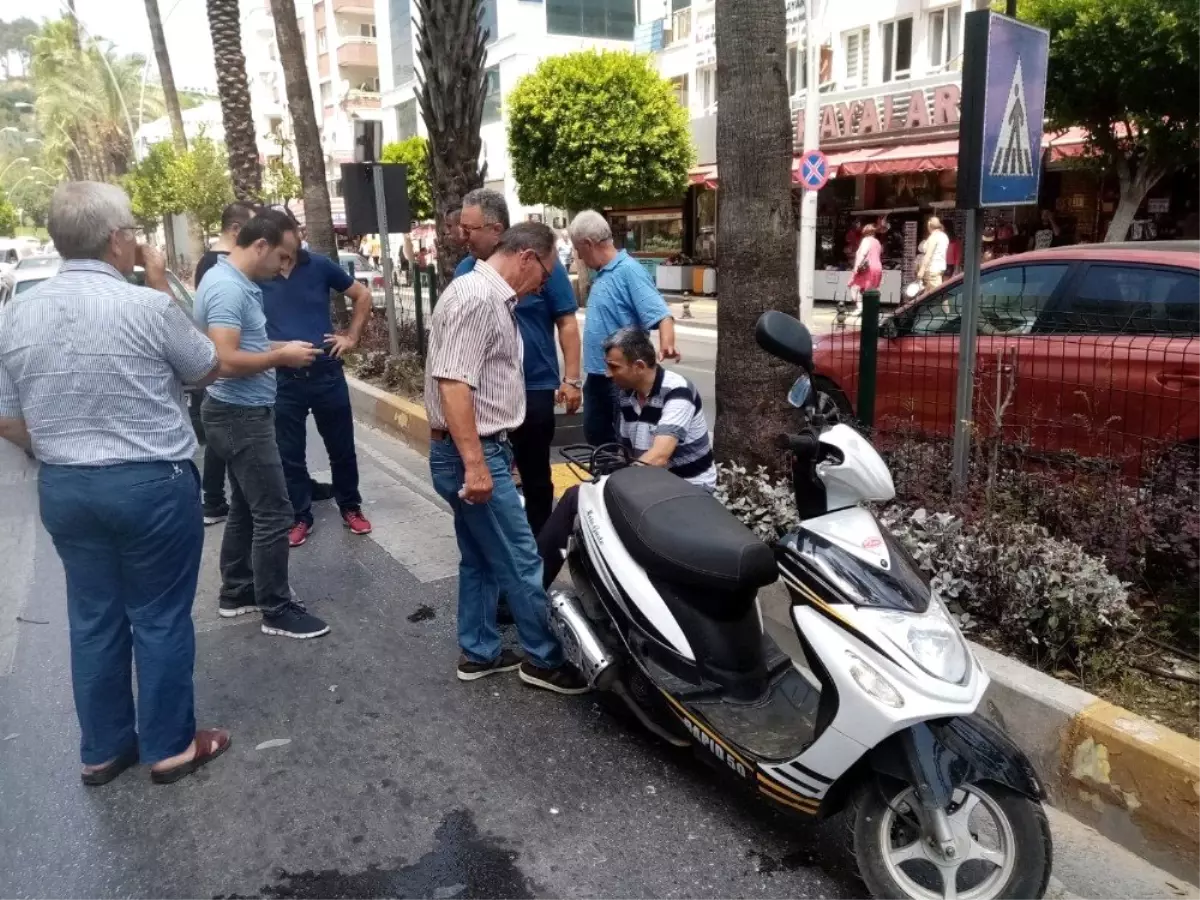 Yayaya yol vermek için duran motosiklete otomobil çarptı