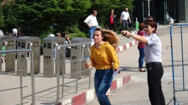 YKS'ye geç kalan adaylar cezaevi nakil aracı ve polis otosuyla sınava yetiştirildi
