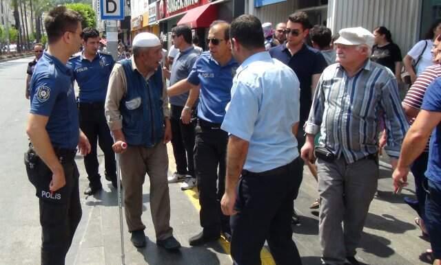 Zabıtaya yakalanan dilenci kucağındaki bebekle tehdit etti: Çocuğu yere çarparım