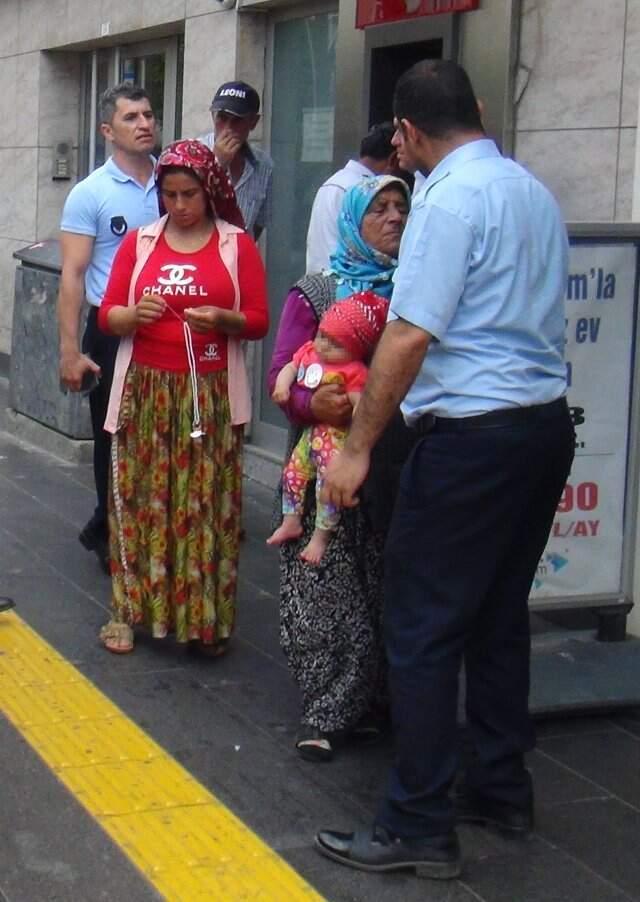 Zabıtaya yakalanan dilenci kucağındaki bebekle tehdit etti: Çocuğu yere çarparım