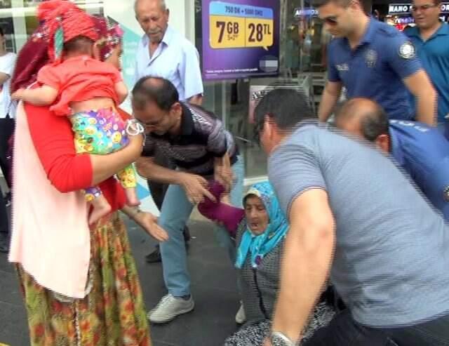 Zabıtaya yakalanan dilenci kucağındaki bebekle tehdit etti: Çocuğu yere çarparım