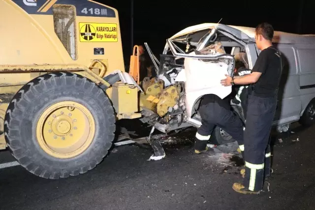 Aksaray'da minibüs greydere çarptı: 3'ü çocuk 7 yaralı