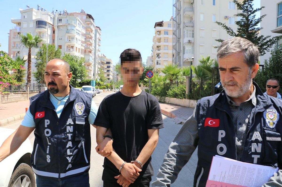 Babasını, komando bıçağıyla boğazında bıçaklayan genç kendini böyle savundu