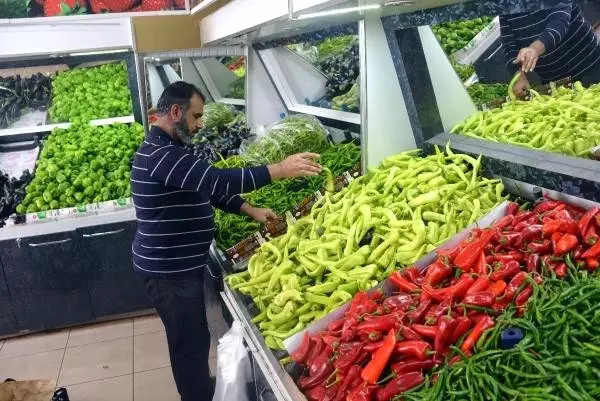 Borcunu ödemeyen müşterilerinin listesini duvara astı Borcunu ödemeyen müşterilerinin listesini duvara astı