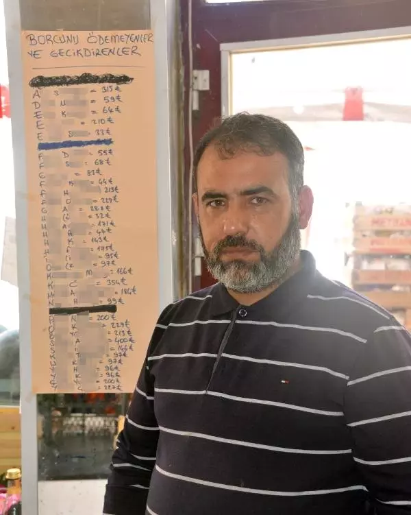 Borcunu ödemeyen müşterilerinin listesini duvara astı Borcunu ödemeyen müşterilerinin listesini duvara astı