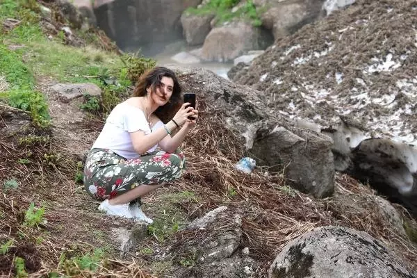 Çığ kütlesinde tehlikeli selfie!