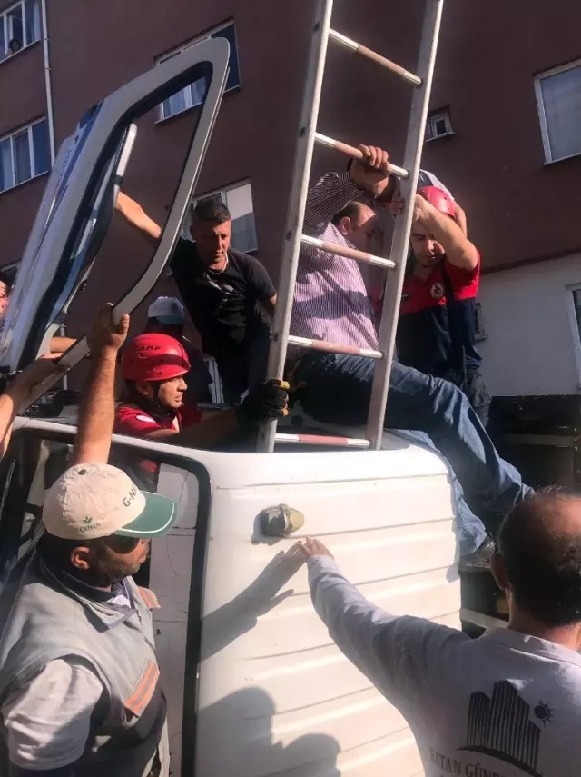 Devrilen kamyonun sürücüsü merdivenle kurtarıldı
