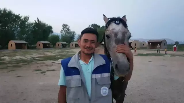 Evcilleştirdiği Yılkı Atı ile Arkadaş Oldu