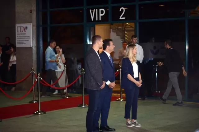 Ekrem İmamoğlu'ndan 'VİP 2' pozu!