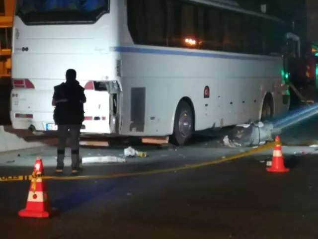 İzmir'de motosiklet otobüse çarptı: 1 ölü 1 ağır yaralı