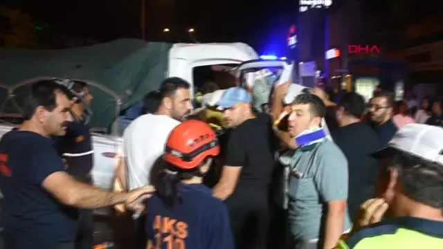 İZMİR'DE ZİNCİRLEME TRAFİK KAZASI 4 YARALI