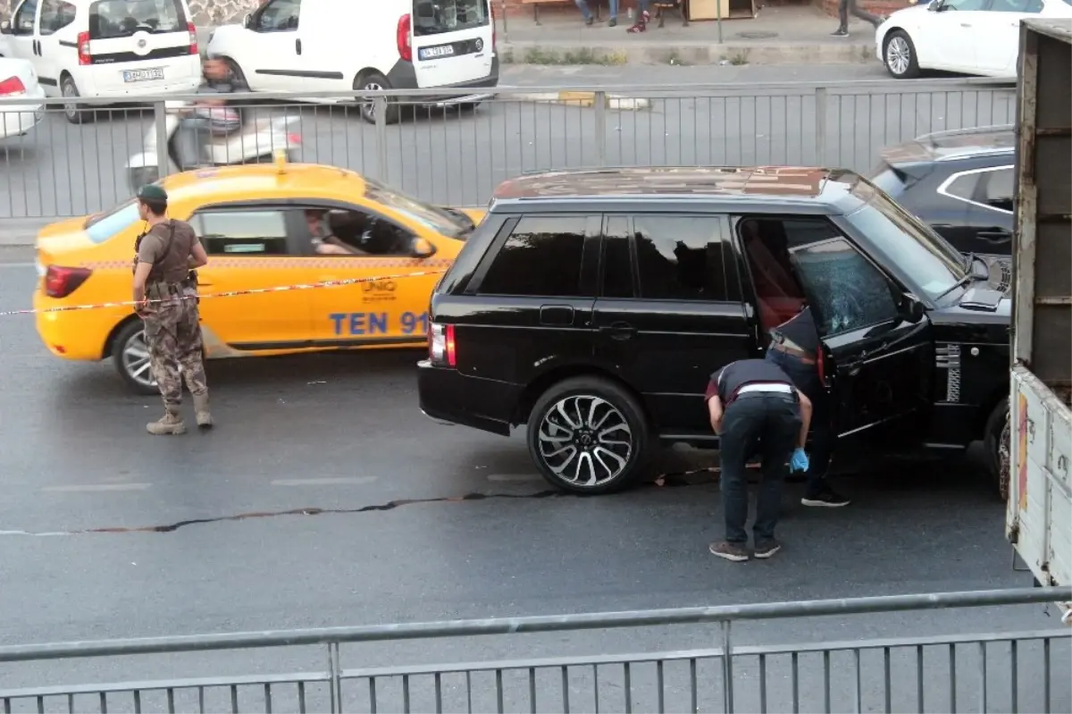 Kağıthane'de trafik ışıklarında cipe silahlı saldırı: 4 yaralı
