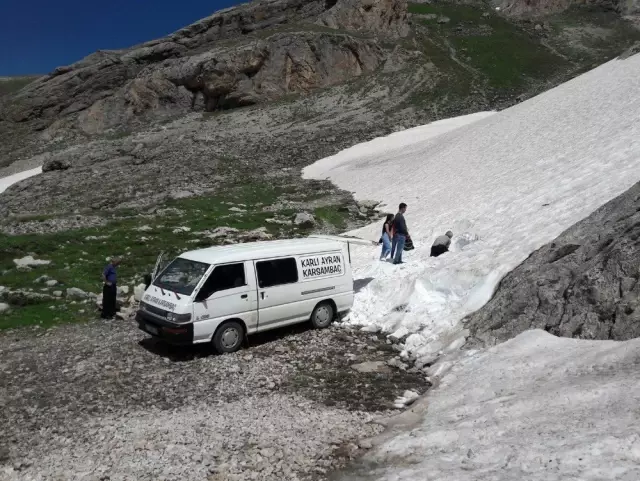 Karlı ayran yapmak için dağlara çıkıyor