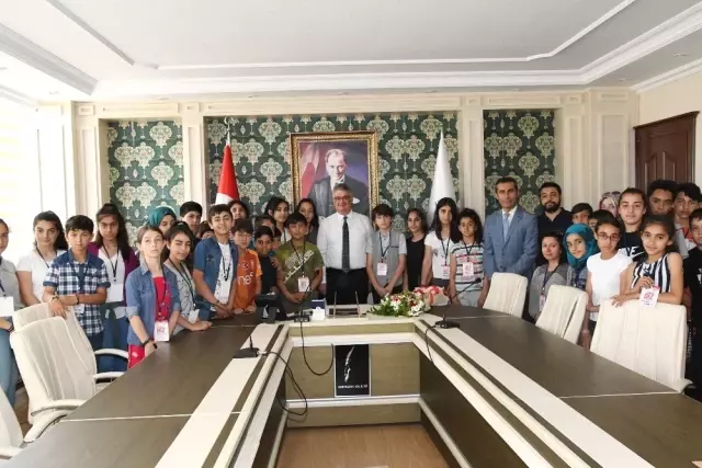 Kayserili öğrenciler Vali Aykut Pekmez ile bir araya geldi