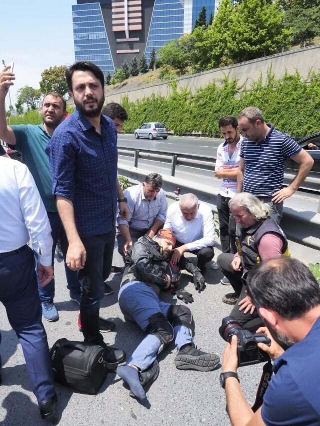 Kaza geçiren motosikletlinin yardımına Binali Yıldırım koştu