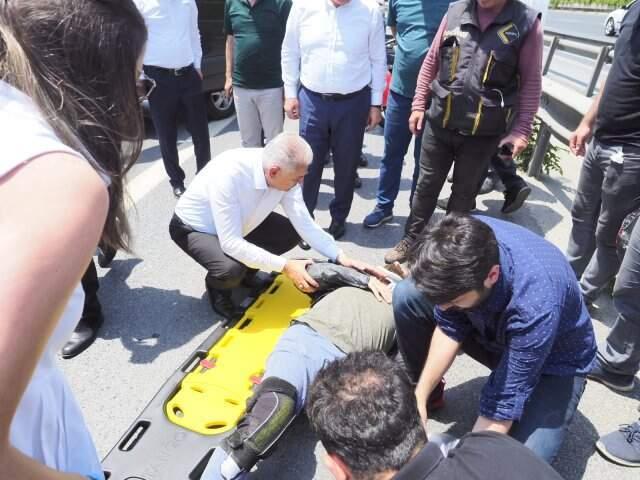 Kaza geçiren motosikletlinin yardımına Binali Yıldırım koştu