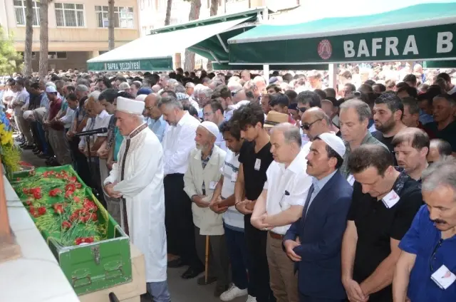Kazada hayatını kaybeden doktor son yolculuğuna uğurlandı Kazada hayatını kaybeden doktor son yolculuğuna uğurlandı