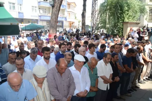Kazada hayatını kaybeden doktor son yolculuğuna uğurlandı Kazada hayatını kaybeden doktor son yolculuğuna uğurlandı