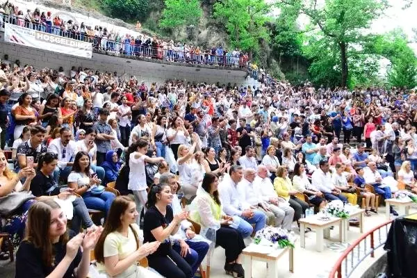 Kemalpaşa Kiraz Festivali'nde yağmur altında konser