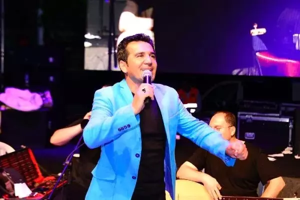 Kemalpaşa Kiraz Festivali'nde yağmur altında konser