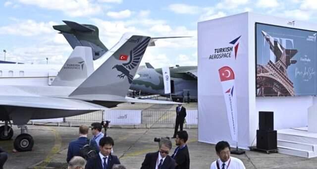 Paris Havacılık Fuarı'nda milli savaş uçağı rüzgarı esti