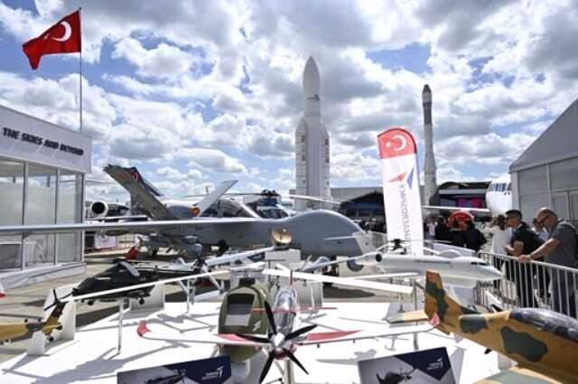 Paris Havacılık Fuarı'nda milli savaş uçağı rüzgarı esti