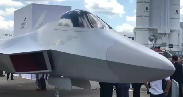 Paris Havacılık Fuarı'nda milli savaş uçağı rüzgarı esti