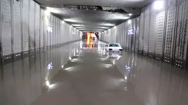 Şiddetli sağanak hayatı olumsuz etkiledi