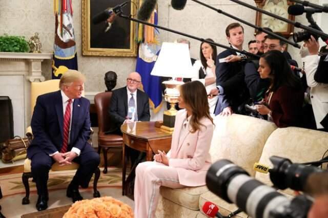 Trump, röportaj sırasında öksüren kişiyi dışarı attırdı!