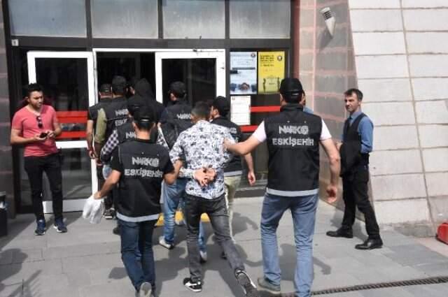 Uyuşturucu satıcıları arasında oğlunu gören anne yere yığıldı