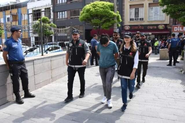 Uyuşturucu satıcıları arasında oğlunu gören anne yere yığıldı