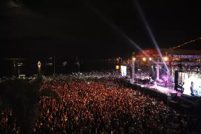 Ajda Pekkan, Alanya'da hayranlarını coşturdu Ajda Pekkan, Alanya'da hayranlarını coşturdu