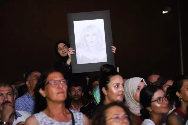 Ajda Pekkan, Alanya'da hayranlarını coşturdu Ajda Pekkan, Alanya'da hayranlarını coşturdu