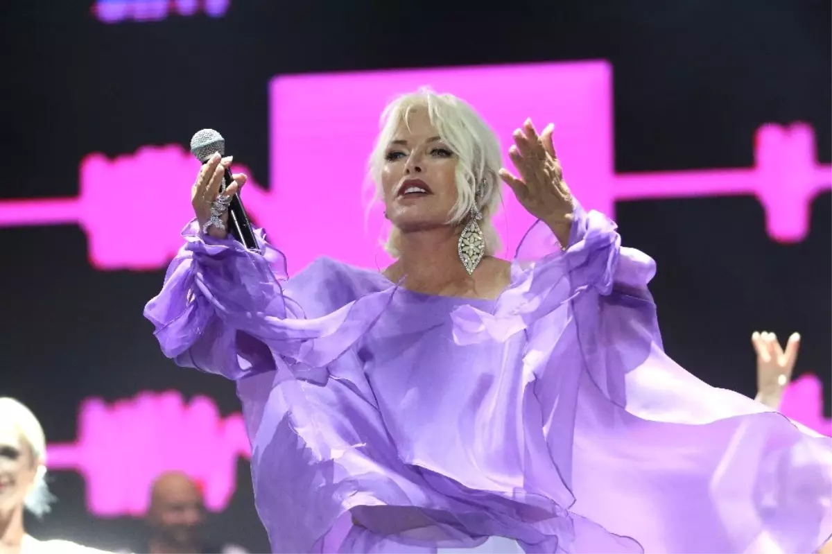 Ajda Pekkan, Alanya'da hayranlarını coşturdu