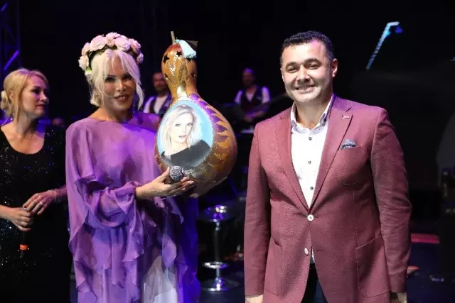Ajda Pekkan, Alanya'da hayranlarını coşturdu Ajda Pekkan, Alanya'da hayranlarını coşturdu