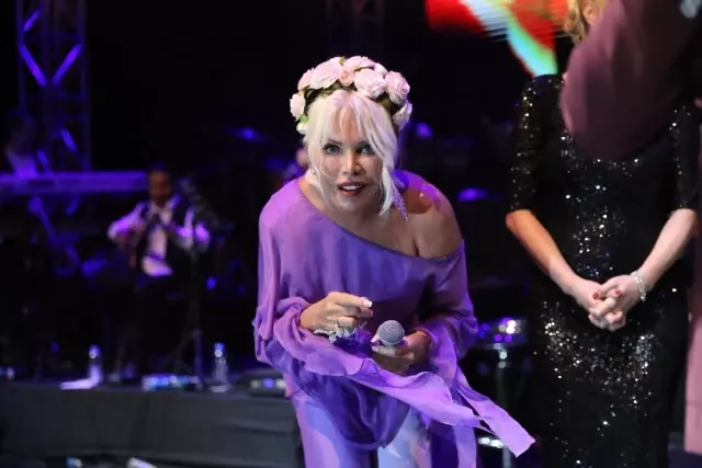 Ajda Pekkan, Alanya'da hayranlarını coşturdu Ajda Pekkan, Alanya'da hayranlarını coşturdu
