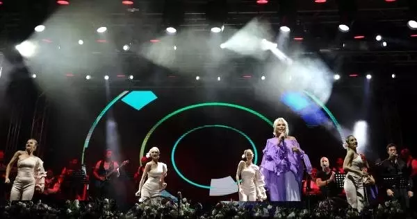 Ajda Pekkan konserinde alkış ve çığlıklarla karşılandı Ajda Pekkan konserinde alkış ve çığlıklarla karşılandı