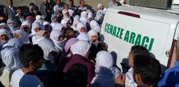 Anne ve 2 çocuğu doludan kaçıp, sele kapılmış (2) Anne ve 2 çocuğu doludan kaçıp, sele kapılmış (2)