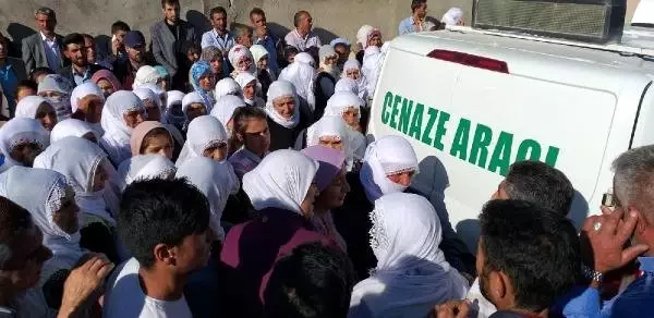Anne ve 2 çocuğu doludan kaçıp, sele kapılmış (2) Anne ve 2 çocuğu doludan kaçıp, sele kapılmış (2)