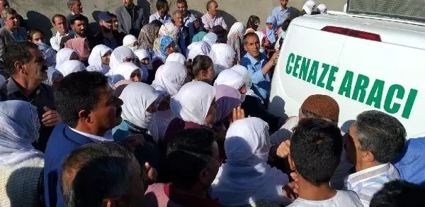 Anne ve 2 çocuğu doludan kaçıp, sele kapılmış (2) Anne ve 2 çocuğu doludan kaçıp, sele kapılmış (2)