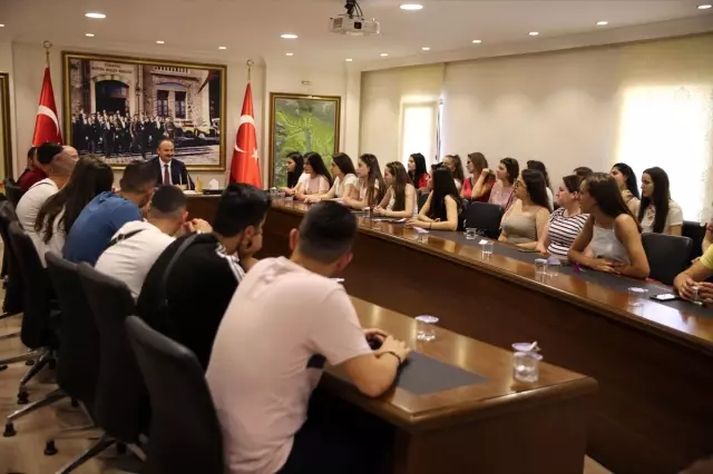 Arnavutluk'tan gelen üniversite öğrencileri Vali Canalp'i ziyaret etti
