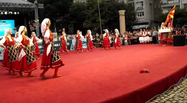 Ayakkabısı çıkan Makedon folklorcu oyunu bırakmadı