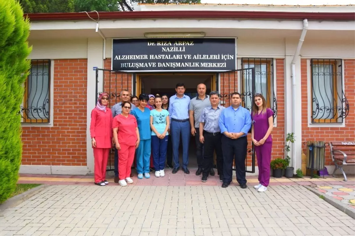 Başkan Özcan Alzheimer Merkezi'ni ziyaret etti