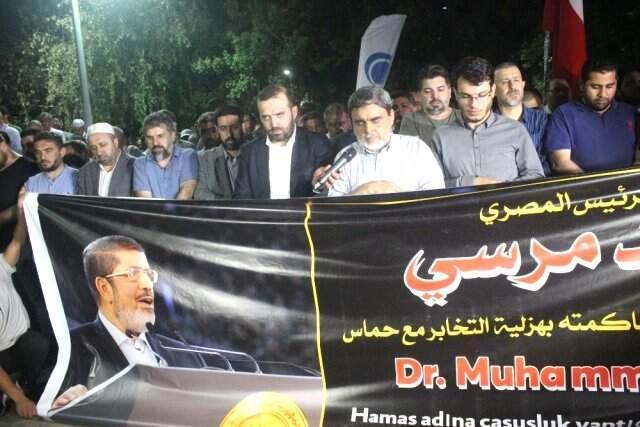 Beşiktaş'taki Mısır konsolosluğu önünde Mursi için gıyabi cenaze namazı