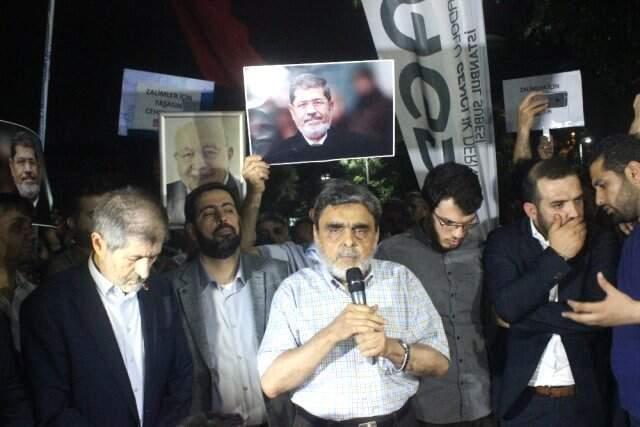 Beşiktaş'taki Mısır konsolosluğu önünde Mursi için gıyabi cenaze namazı