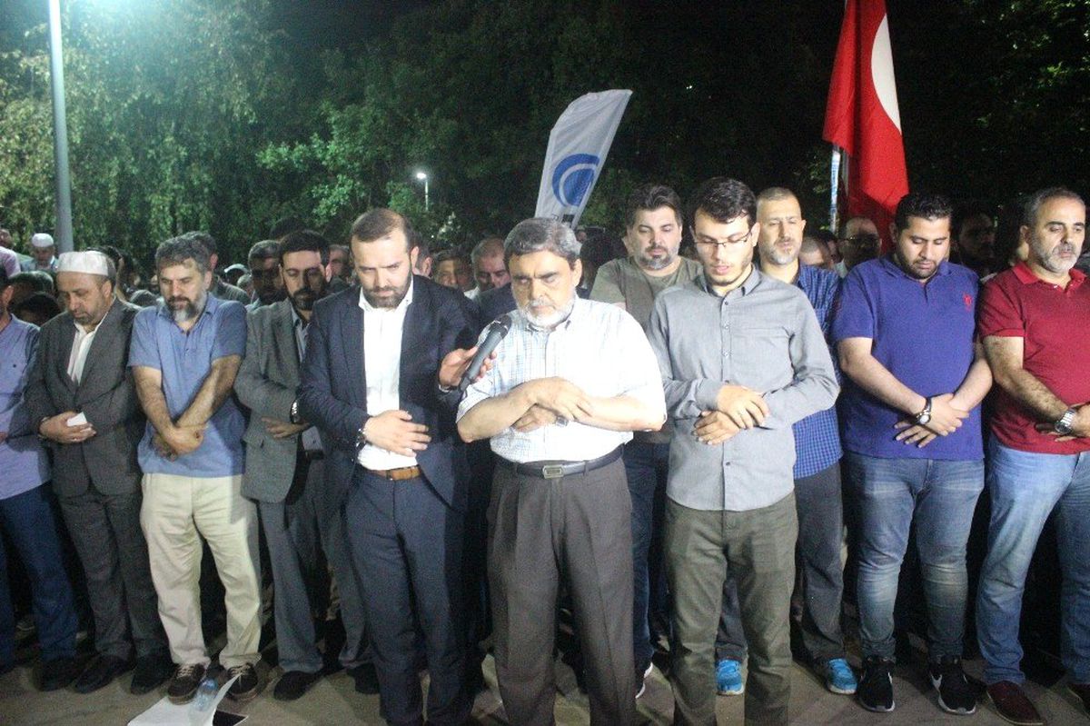 Beşiktaş'taki Mısır Konsolosluğu önünde Mursi için gıyabi cenaze namazı