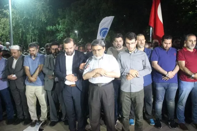 Beşiktaş'taki Mısır Konsolosluğu önünde Mursi için gıyabi cenaze namazı