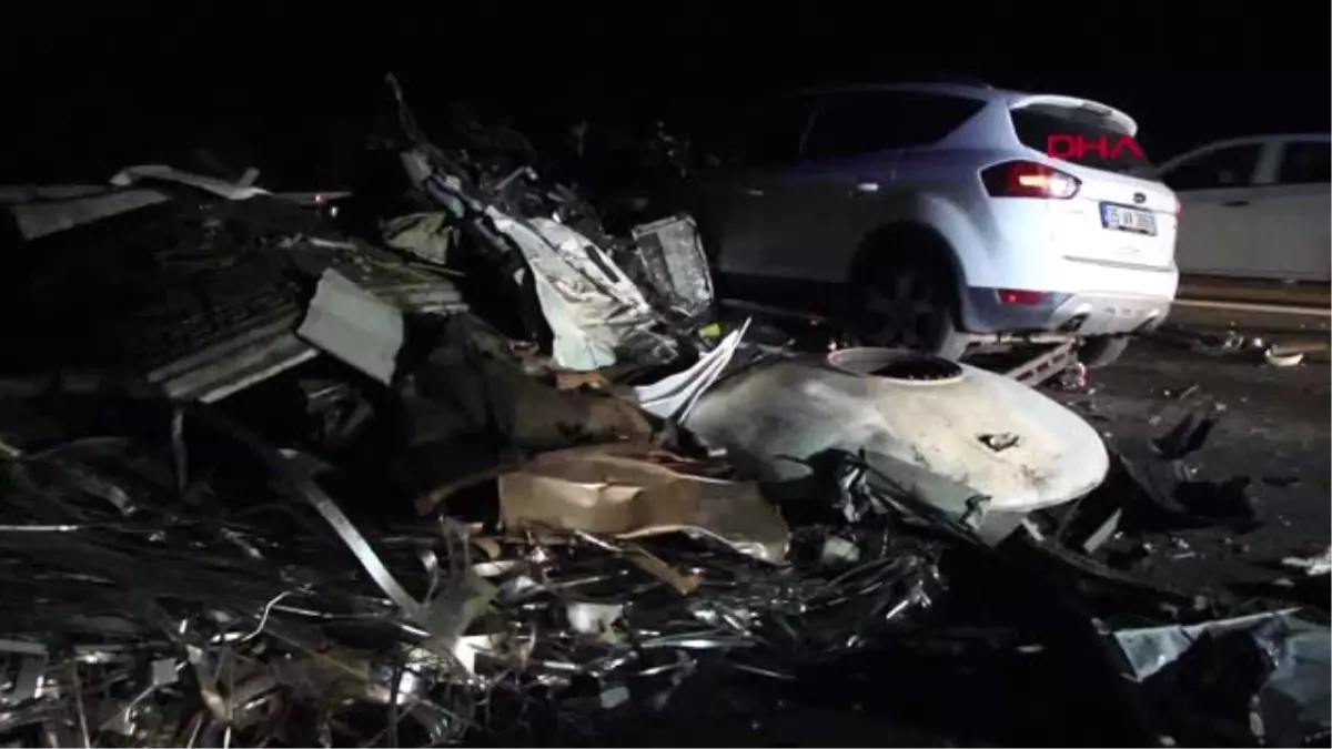 Bolu - TEM'de hurda yüklü TIR devrildi, yolu kapattı